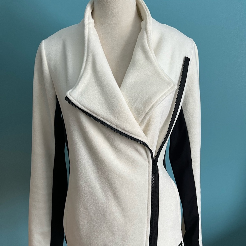 Marc New York Cream & black fleece knit long sleeve zip motto jacket Medium.